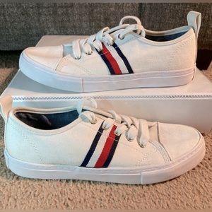 🔴 Tommy Hilfiger Lancer 3 Faux Leather Lace Up Low Top Casual Sneakers
Size 6
